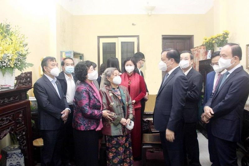 Bí thư Thành ủy Hà Nội thăm hỏi gia đình đồng chí Nguyễn Phong Sắc