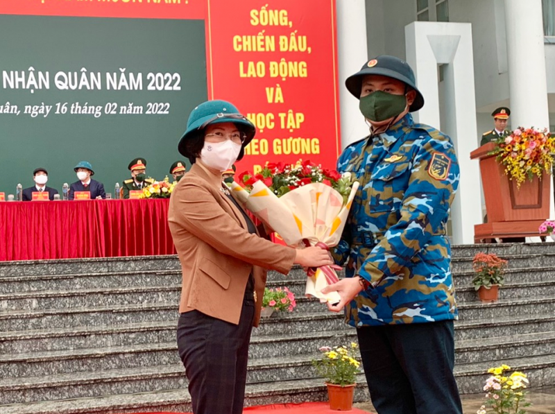 Trưởng ban Tuyên giáo Thành ủy Bùi Huyền Mai tặng hoa cho tân binh