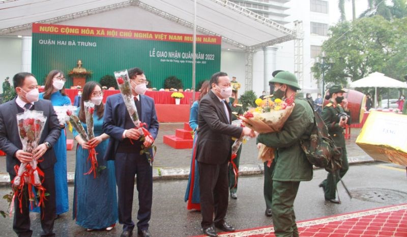Phó Bí thư Thành ủy Nguyễn Văn Phong tặng hoa cho các tân binh