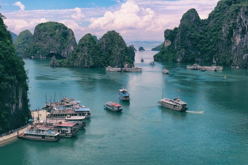 Vịnh Hạ Long - điểm đến hấp dẫn của nhiều du khách trong và ngoài nước khi đến Việt Nam
