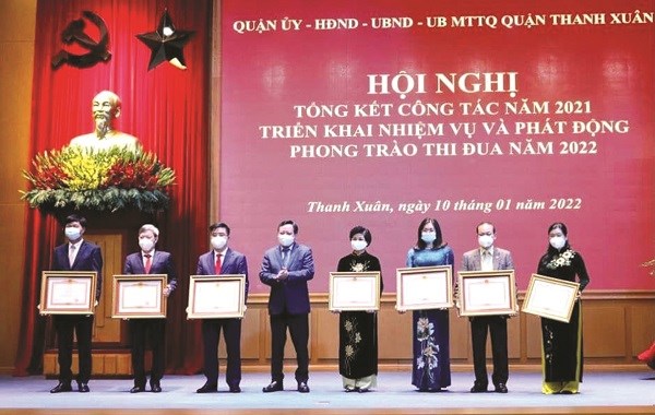 Bà Trịnh Thị Hồng Thủy, Chủ tịch Hội LHPN quận Thanh Xuân (thứ 3 từ phải sang) nhận Bằng khen của Thủ tướng Chính phủ vì đã có thành tích xuất sắc trong công tác từ năm 2016-2020, góp phần vào sự nghiệp xây dựng Chủ nghĩa xã hội và bảo vệ Tổ quốc.
