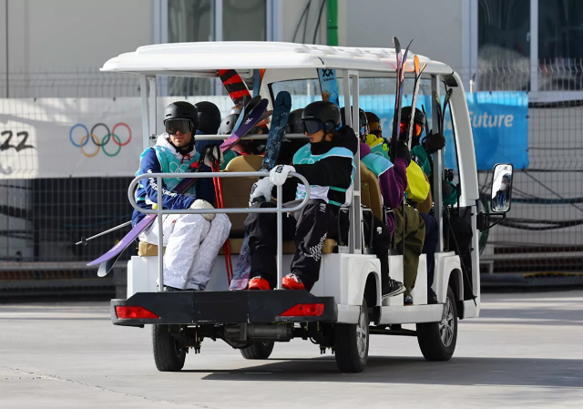 Các vận động viên được vận chuyển đến địa điểm thi đấu bằng xe điện.