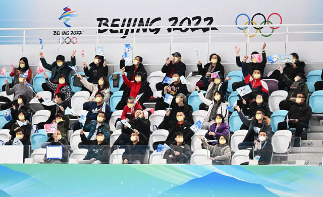 Khán giả theo dõi cuộc thi trượt băng tốc độ tại Thế vận hội Olympic mùa đông lần thứ XXIV ở Bắc Kinh.