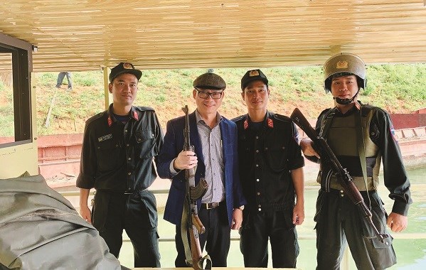 Trung tá Đào Trung Hiếu (thứ 2 từ trái sang) cùng đoàn làm phim “Bão Ngầm”