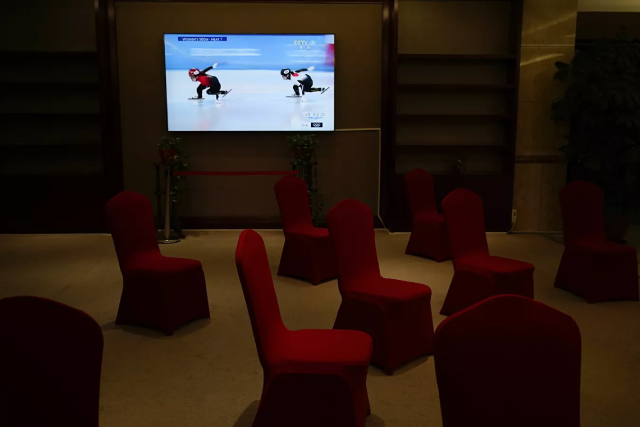 Hình ảnh truyền hình các cuộc thi trong sảnh khách sạn tại Thế vận hội Olympic mùa đông lần thứ XXIV ở Bắc Kinh.