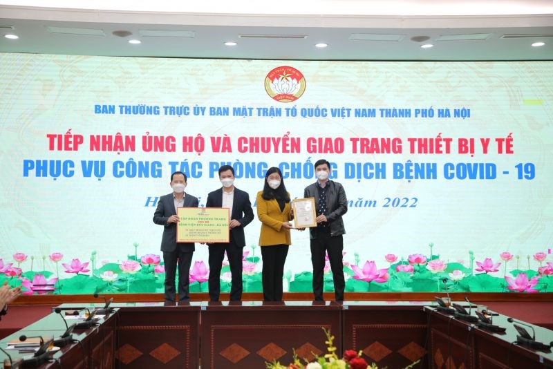 Chủ tịch Ủy ban MTTQ TP Hà Nội tiếp nhận ủng hộ và chuyển giao trang thiết bị y tế phòng chống dịch