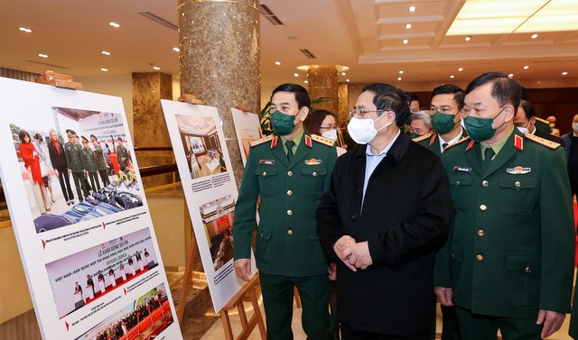 Thủ tướng Phạm Minh Chính tham quan trưng bày ảnh về công tác khắc phục hậu quả bom mìn tại Việt Nam - Ảnh: VGP/Nhật Bắc