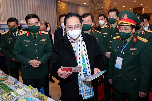 Thủ tướng Phạm Minh Chính tham quan trưng bày các tài liệu về phòng tránh bom mìn tại Việt Nam - Ảnh: VGP/Nhật Bắc