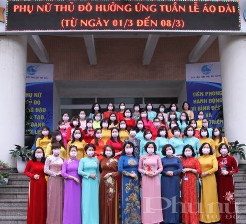 Chị em trong cơ quan Hội LHPN Hà Nội tích cực hưởng ứng Tuần lễ áo dài hàng năm
