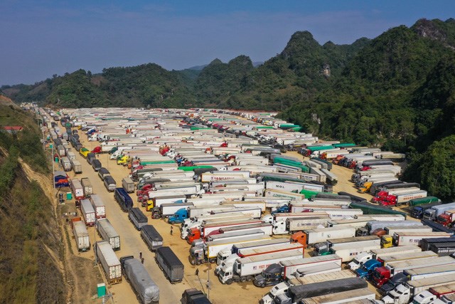 Tình trạng ùn ứ xe tải ở Lạng Sơn
