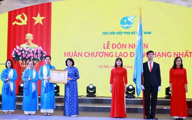 Hội LHPN Việt Nam nhận Huân chương Lao động hạng Nhất tại lễ kỷ niệm 90 năm ngày thành lập và Đại hội Thi đua yêu nước lần thứ IV.