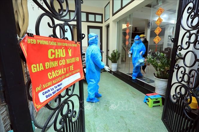 Nhân viên y tế đến theo dõi, điều trị F0 tại nhà ở xã Tam Hiệp, huyện Thanh Trì (Hà Nội). Ảnh: Tuấn Anh/TTXVN