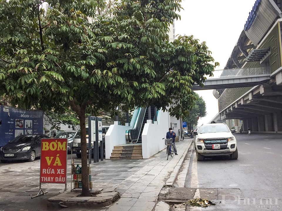 Ô tô dừng đỗ ngay sát vỉa hè, chân nhà ga