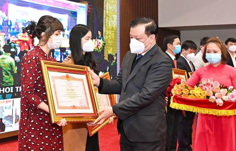 Bí thư Thành ủy Hà Nội tặng bằng khen của Thủ tướng Chính phủ cho tập thể có thành tích xuất sắc