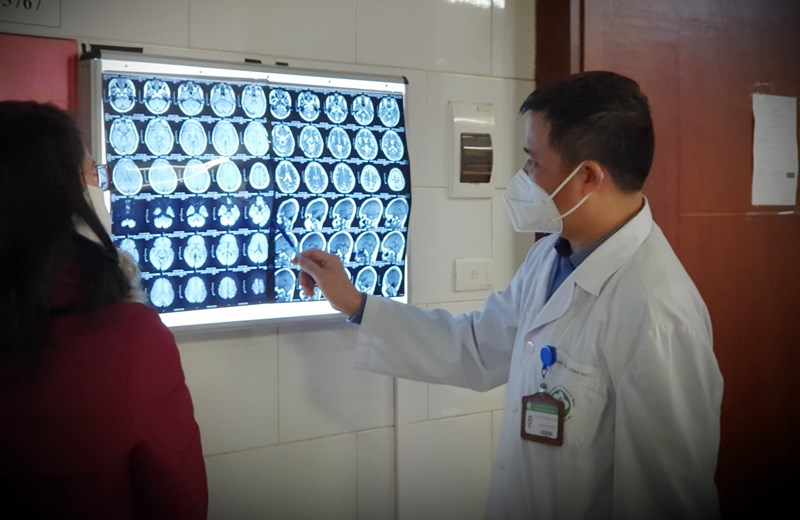 Bác sĩ Nguyễn Trung Nguyên, Giám đốc Trung tâm Chống độc (Bệnh viện Bạch Mai) chỉ ra tổn thương trên não bệnh nhân bị ngộ độc khí CO.