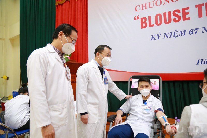 Ban lãnh đạo bệnh viện đã động viên tinh thần các cán bộ y tế tham gia hiến máu tiếp tục cống hiến hết mình trong sự nghiệp chăm sóc sức khỏe nhân dân, đặc biệt là vào thời điểm diễn biến phức tạp của dịch bệnh COVID-19.