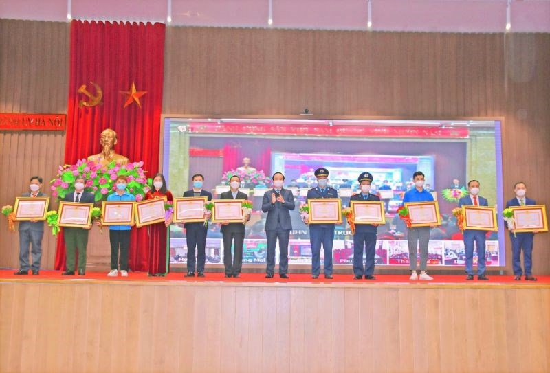 Đồng chí Trịnh Thị Hồng Thuỷ (áo đỏ, thứ tư từ trái sang) nhận Bằng khen của Thủ tướng Chính phủ