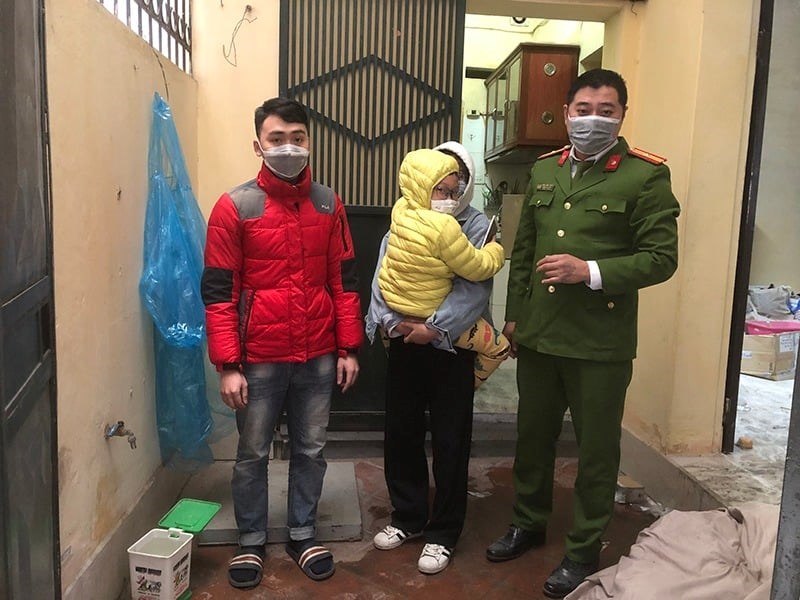 Anh Phan Hùng Phát và Thiếu tá Phan Trần Trung bên mẹ con cháu bé trong căn nhà bị cháy