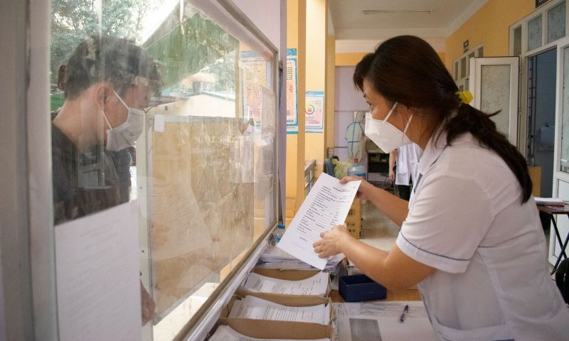 Chị Mai Thị Thanh Hợp hướng dẫn người dân tới khai báo tại trạm y tế phườngĐịnh Công	 Ảnh: T.H