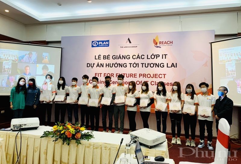 Đại diện lãnh đạo của Viện Reach, tổ chức Plan Vietnam International và trao Chứng nhận tốt nghiệp cho các học viên hoàn