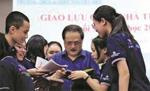 Nhà thơ Y Phương được các bạn trẻ hâm mộ, xin chữ ký trong một sự kiện