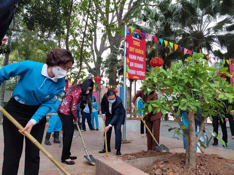 Các đại biểu tham gia Tết trồng cây “Phụ nữ vun trồng tương lai” năm 2021 tại khu di tích Đền thờ Hoàng thái hậu Ỷ Lan (xã Dương Xá - huyện Gia Lâm). Năm nay, một sự kiện tương tự cũng sẽ được Hội LHPN tổ chức dự kiến vào ngày 2/3/2022 tại khu di tích Chủ tịch Hồ Chí Minh tại K9 Đá Chông, Ba Vì, Hà Nội	Ảnh: TT