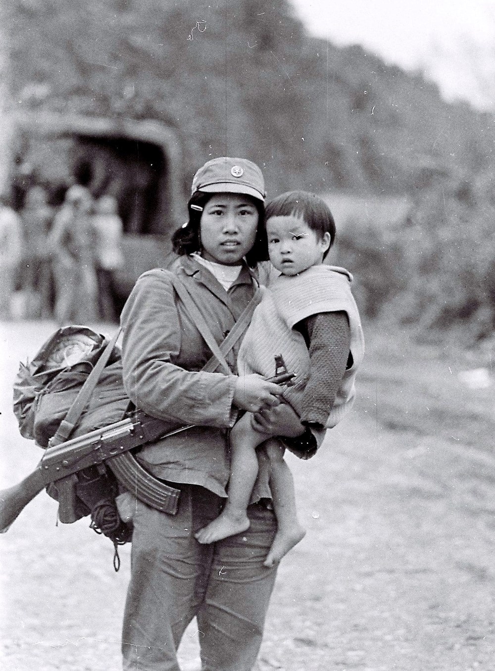 Bức ảnh cô bộ đội Bùi Thị Mùi bế cháu bé 3 tuổi Hoàng Thị Hiền trong cuộc kháng chiến bảo vệ biên giới năm 1979 (ảnh: NSNA Trần Mạnh Thường)