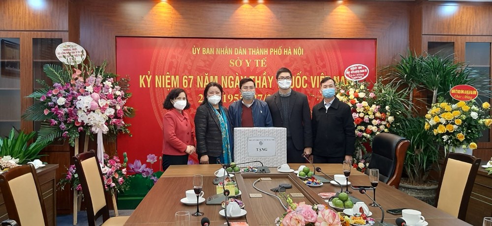Lãnh đạo Hội LHPN Hà Nội thăm, động viên ngành Y tế nhân Ngày Thầy thuốc Việt Nam - ảnh 1