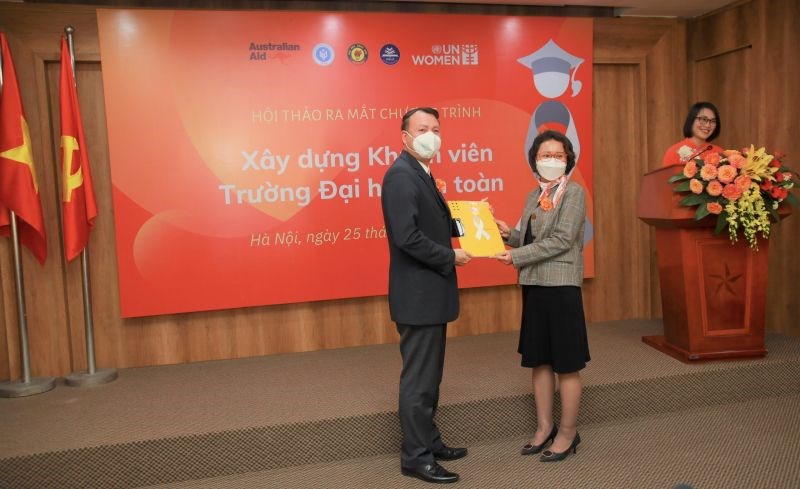 Ông Nguyễn Đức Sơn - Phó hiệu trưởng trường Đại học Sư phạm Hà Nội và bà Lê Thị Lan Phương - Quản lý chương trình về phòng chống bạo lực đối với phụ nữ của UN Women công bố chương trình hợp tác