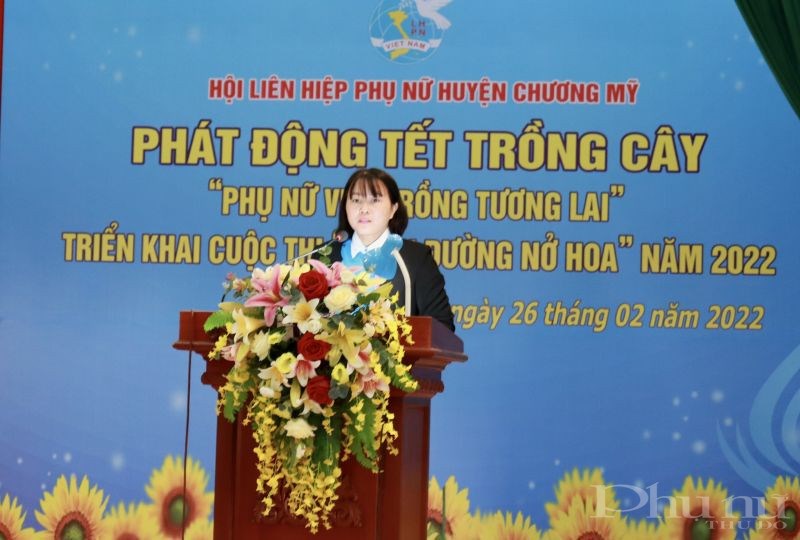 Đồng chí Bùi Thị Nguyệt, Chủ tịch Hội LHPN xã Đông Sơn đại diện cho các tầng lớp phụ nữ huyện Chương Mỹ hưởng ứng chương trình “Tết trồng cây – phụ nữ vun trồng tương lai”