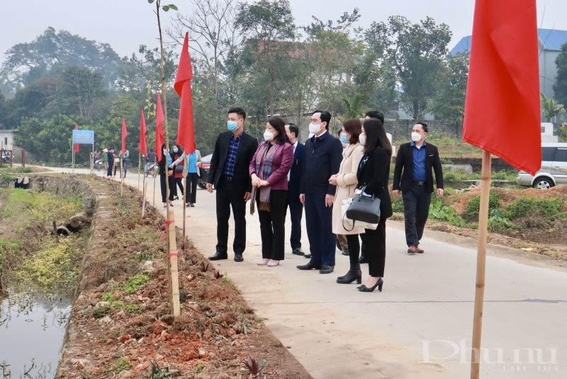 Các đồng chí lãnh đạo Hội LHPN TP Hà Nội và huyện Chương Mỹ thăm thăm tuyến đường cây phụ nữ trồng nằm giữa thôn Đông Cựu và thôn Quyết Hạ xã Đông Sơn.
