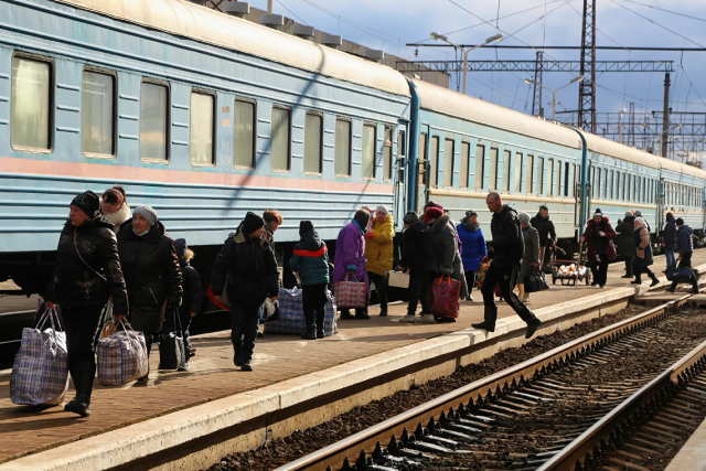 Cư dân của Cộng hòa Nhân dân Donetsk (DNR) tại nhà ga xe lửa ở Debaltsevo trong cuộc di tản sang tỉnh Rostov, Nga.