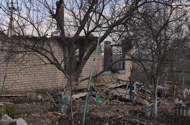 Hậu quả cuộc tấn công bằng pháo của Lực lượng vũ trang Ukraina vào làng Pionerskoye ở Cộng hòa Nhân dân Lugansk, khiến hai người thiệt mạng.