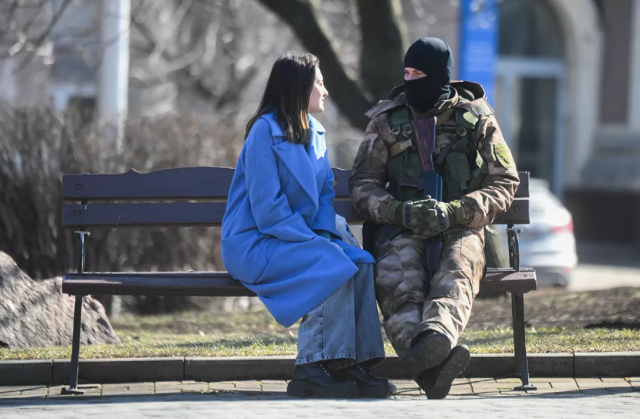 Phút giây yên bình hiếm hoi ở quảng trường Donetsk.