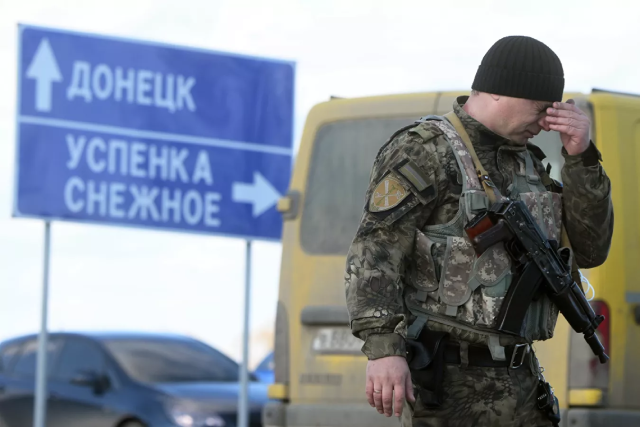 Sự mệt mỏi hiện rõ trên khuôn mặt quân nhân DNR tại trạm kiểm soát Uspenka ở tỉnh Donetsk.