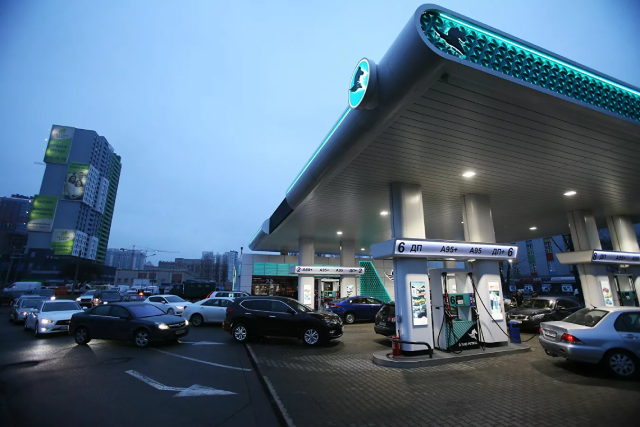 Các phương tiện xếp hàng dài mua xăng ở trạm xăng Kiev.