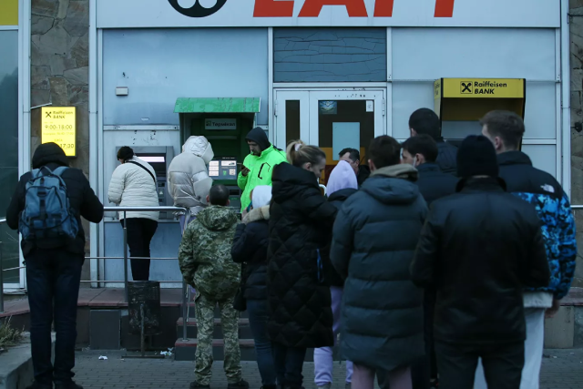 Người dân đổ xô rút tiền từ máy ATM trên một trong những con phố ở Kiev.