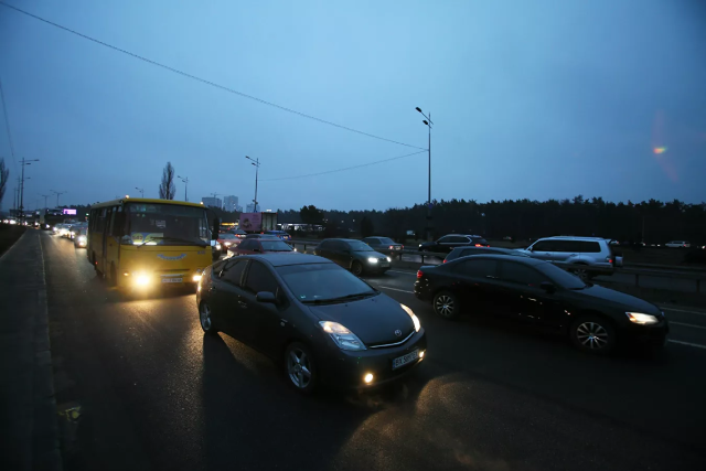 Người dân ồ ạt lái xe ra khỏi thủ đô Kiev khiến tình hình giao thông trở nên căng thẳng.