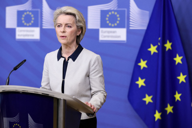 Chủ tịch Ủy ban châu Âu Ursula von der Leyen phát biểu trong một tuyên bố về cuộc tấn công của Nga vào Ukraine, tại Brussels, Bỉ.