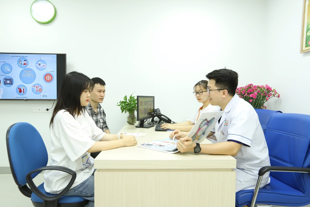 BS CKINguyễn Thành Trung(bên phải) thăm khám cho bệnh nhân