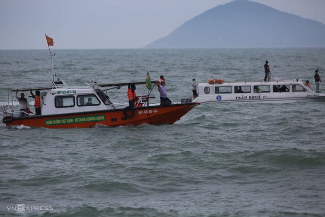 Lực lượng chức năng đang khẩn trương tìm kiếm các nạn nhân đang trôi trên biển. Ảnh Vnexpress.net