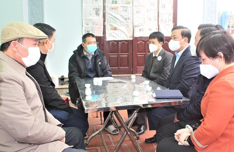 Phó Chủ tịch UBND thành phố Chử Xuân Dũng động viên, chia buồn với đại diện gia đình ông Ngô Văn Đẩn.