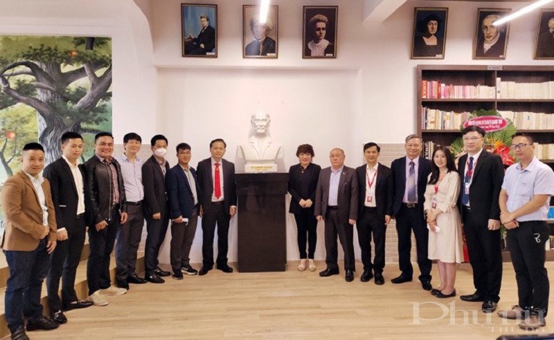 Đại diện Công ty Cổ phần bảo tồn NFT Ngọc Linh và đại diện trường Đại học Yersin Đà Lạt chụp ảnh bên tượng Nhà khoa học lừng danh - Bác sĩ Yersin.