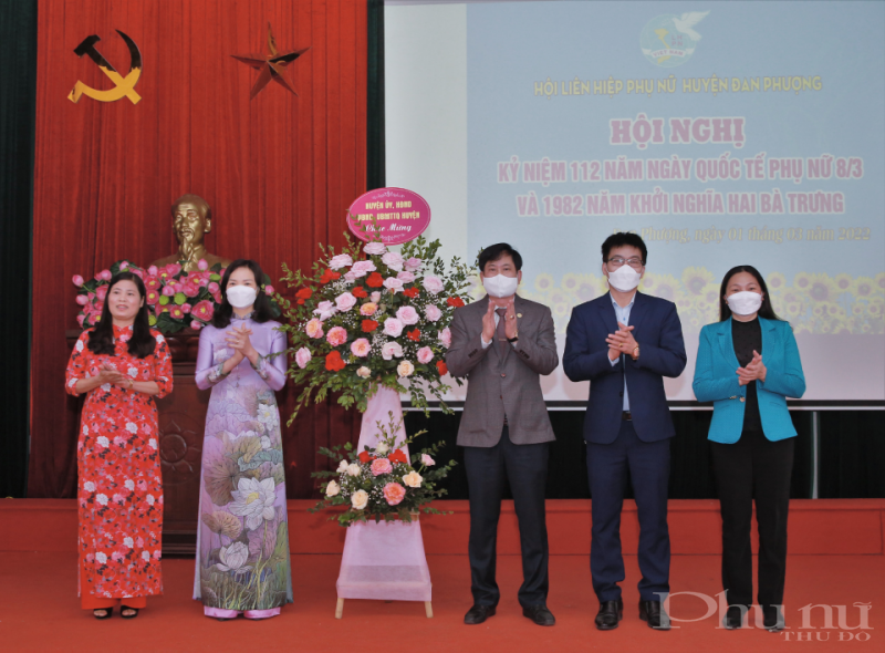 Các đồng chí lãnh đạo Huyện uỷ tặng hoa chúc mừng các cấp Hội Liên hiệp Phụ nữ huyện.