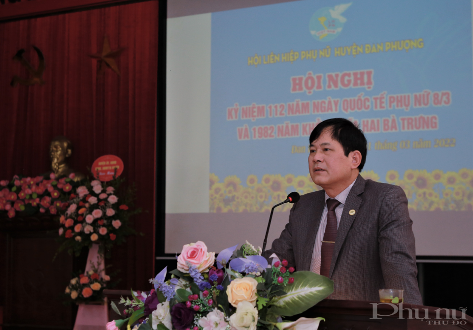 Đồng chí Lê Văn Thìn - Phó Bí thư Thường trực Huyện uỷ, Chủ tịch HĐND huyện phát biểu tại Hội nghị.