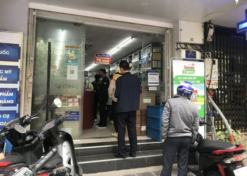 Người dân xếp hàng mua thuốc tại nhà thuốc Long Châu trên phố Trần Đăng Ninh, Cầu Giấy, Hà Nội