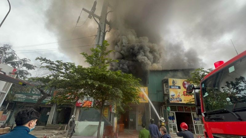 Vụ cháy tại phố Nguyễn Xiển (Hà Nội) gây thiệt hại lớn tài sản 	Ảnh: Nguyễn Hiệp