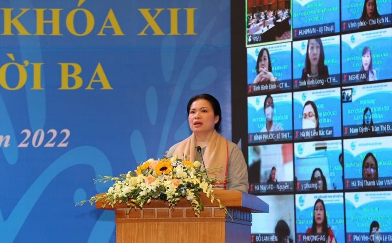 Đồng chí Hà Thị Nga, Ủy viên Trung ương Đảng, Chủ tịch Hội LHPN Việt Nam phát biểu tại Hội nghị Ban Chấp hành lần thứ 13