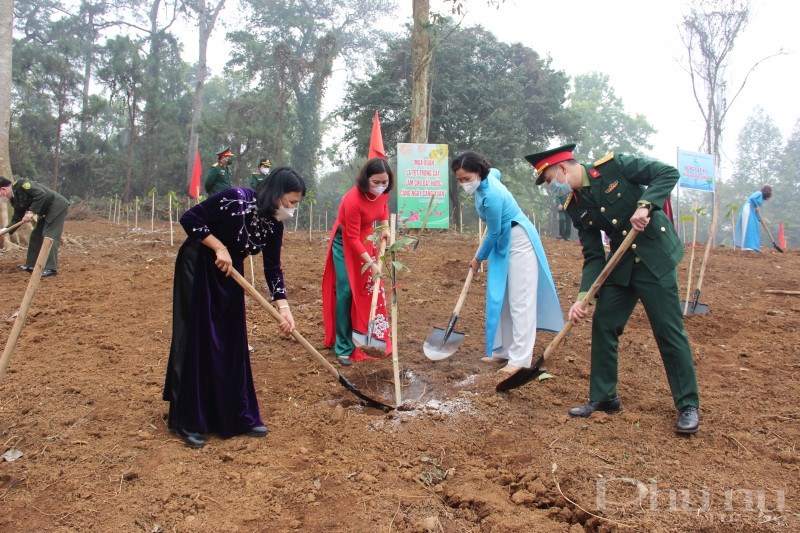 Nhân dịp này, Hội LHPN đã trồng 500 cây xanh, thực hiện công trình Rừng cây 8/3 “Phụ nữ vun trồng tương lai”.
