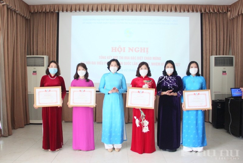 Đồng chí Lê Kim Anh trao khen thưởng cho các tập thể có thành tích xuất sắc trong đợt thi đua đặc biệt chào mừng Đại hội Đại biểu Phụ nữ toàn quốc lần thứ XIII.